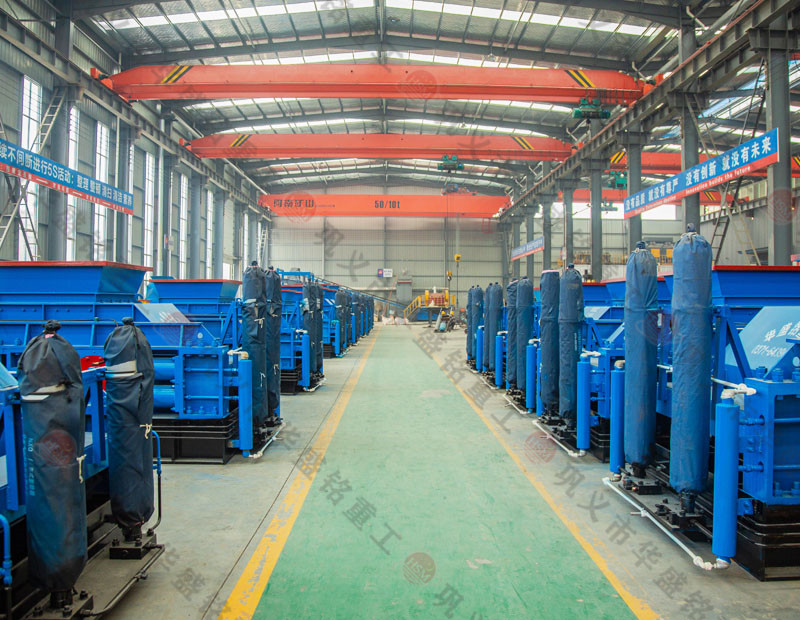 處理建筑廢料用什么設備？破碎紅磚用雙齒輥破碎機好嗎？