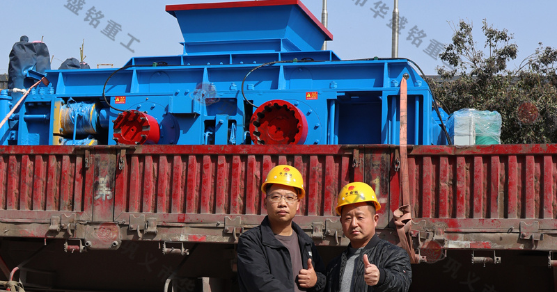 鵝卵石制砂用什么破碎機？推薦對輥機價格不貴還耐用